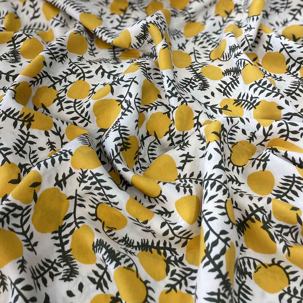 پارچه نخی سفید طرحدار میوه